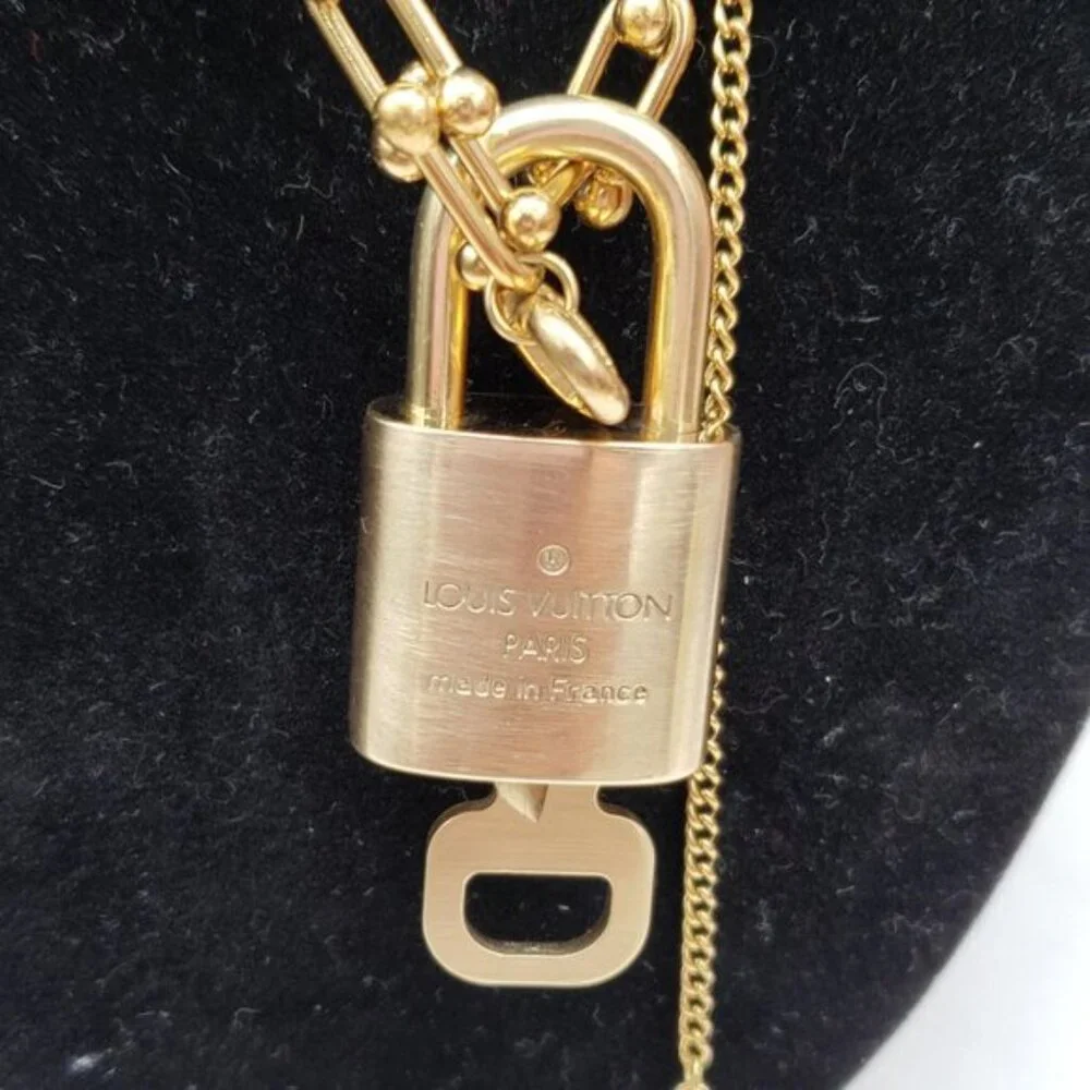 Authentic Louis Vuitton Lock & Key w/ Unbranded Gold Plated Gold Horseshoe Chain - Picture 4 of 10